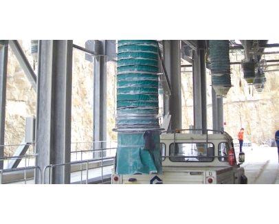 Загрузка бортового автомобиля телескопическим загрузчиком ZH Загрузка бортового автомобиля телескопическим загрузчиком ZH